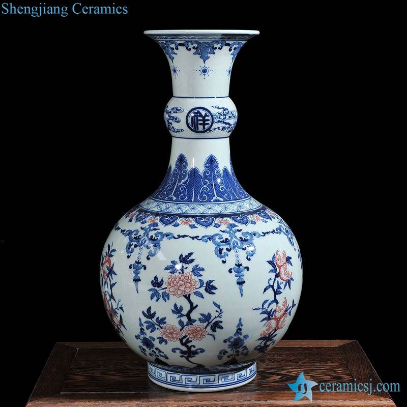  blue and white design porcelain art vase